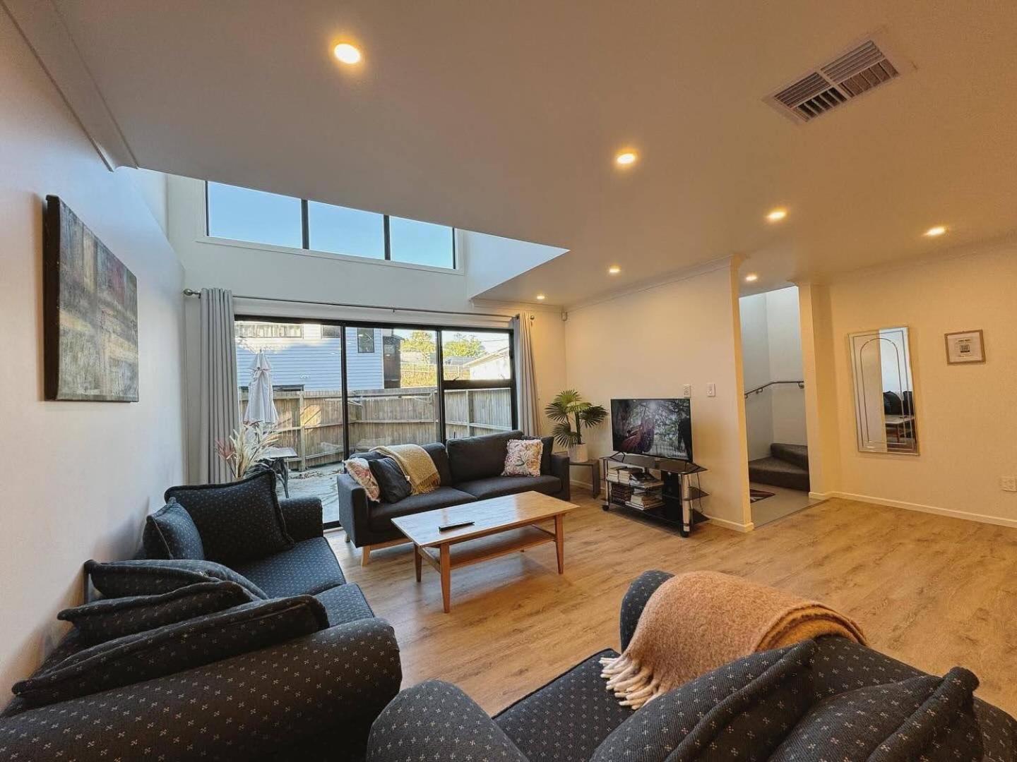 No Party Allowed, Entire Brand New 3 Bedroom Townhouse, Free Unlimited Fibre Wifi And Free Parking Wellington Exterior photo